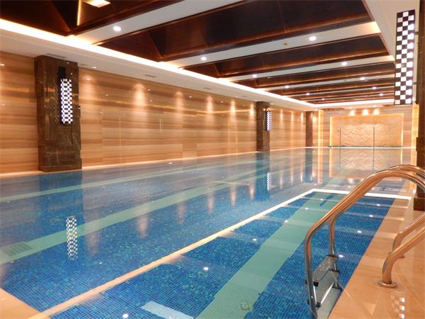 室内游泳馆怎么加热泳池水质？